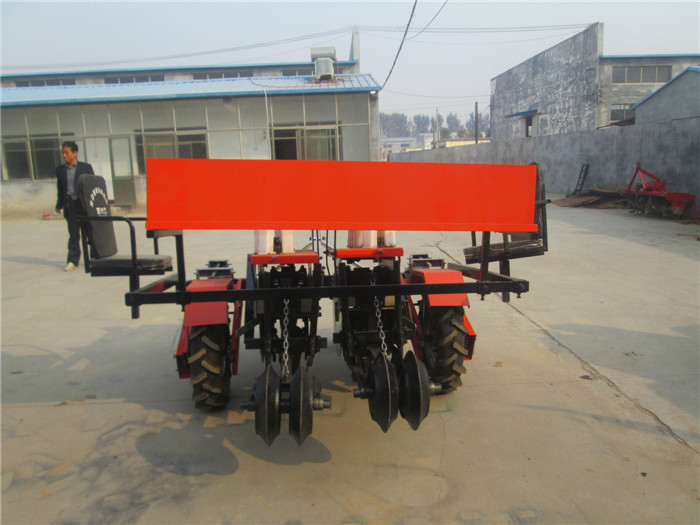 新型多功能辣椒移栽機(jī)批發(fā)_農(nóng)業(yè)機(jī)械欄目